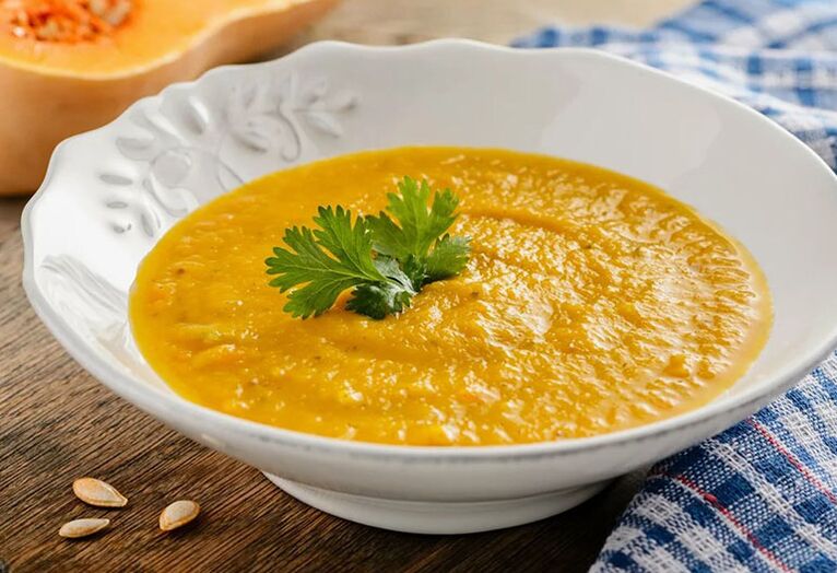 Bučna juha je zdrava in enostavna prva jed za protin. 