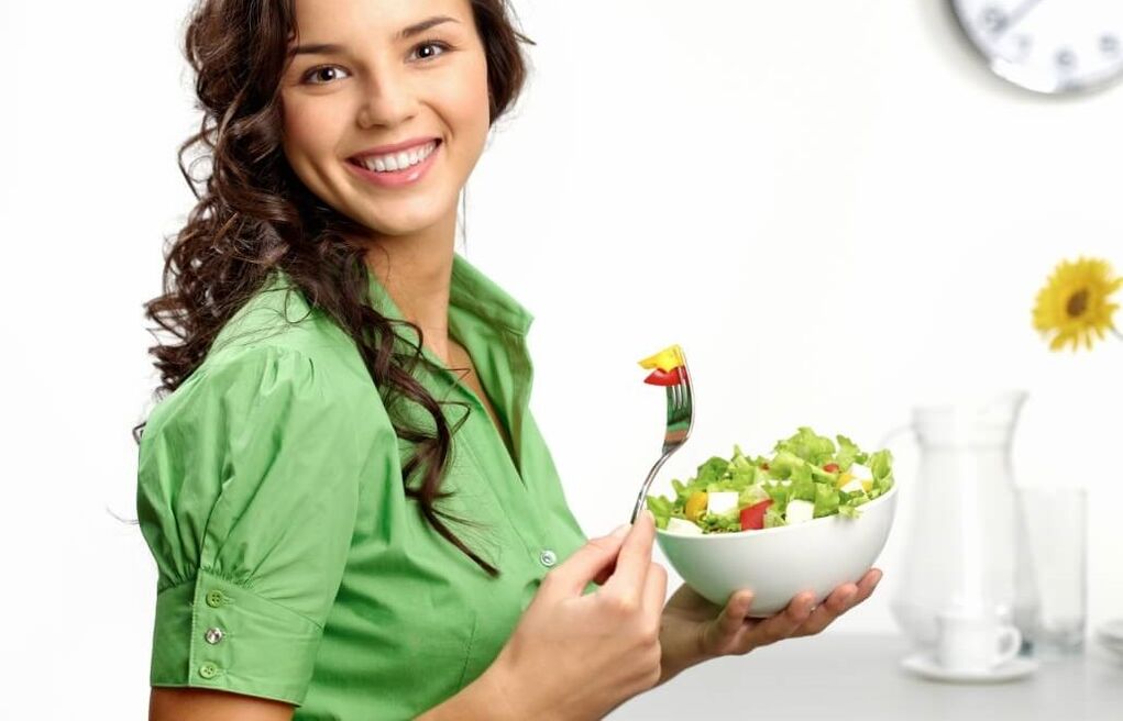 dekle, ki jedo zelenjavno solato na dieti s 6 cvetnimi listi