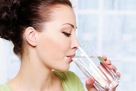 dekle pije vodo na dieti za lene