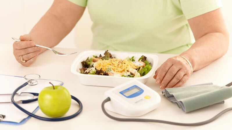 Ženska s sladkorno boleznijo upošteva priporočila zdravnika glede prehranske prehrane