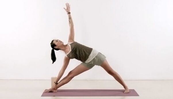 joga trikotna poza za hujšanje